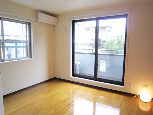 リオ・グランデ　- デザイナーズアパート -の内装|角部屋なので、窓も多く明るいお部屋です