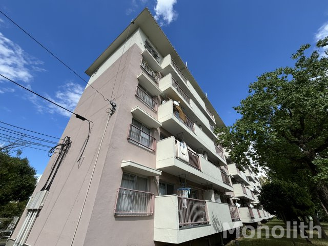 鶴山台28号棟の外観
