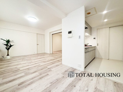 【居間・リビング】 | クルーザーバレー山鼻 | ゆったりと家族揃って寛げるLDKは約17.3帖。毎日の始まりと終わりをここで迎える大切な空間はいつでも心地良い空気感。落ち着いた雰囲気で過ごしたり家族でわいわい盛り上がる日も。