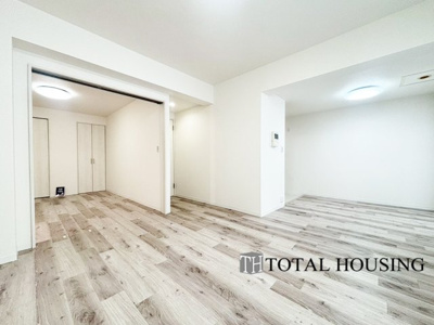 【居間・リビング】 | クルーザーバレー山鼻 | 居室と隣接しており、引き戸を開放してリビングに空間を作ることもできます。リビングは毎日の暮らしの質を左右するメインステージ。住む人が快適に、健やかに過ごせるリビングで憩いの時間を。