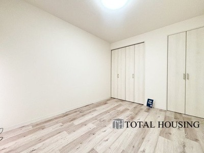 【洋室】 | クルーザーバレー山鼻 | 洋室　約5.8帖
シンプルデザインなことによりご自分お好みのレイアウトがしやすい主寝室。クローゼットが設置されているのでお部屋の整理整頓もすっきり楽々。お部屋をよりゆったりとお使い頂けます。