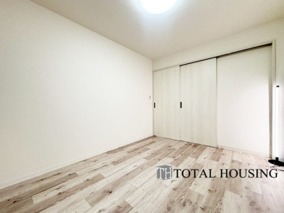 【洋室】 | クルーザーバレー山鼻 | 洋室　約5.8帖
LDKと隣接した洋室でリビングから目が届く場所なので、お子様の遊び部屋・お昼寝スペースとして使うのもオススメです♪