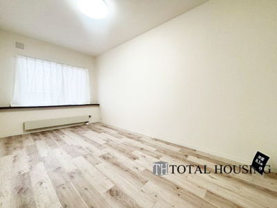 【洋室】 | クルーザーバレー山鼻 | 洋室　約8.1帖
お陽さまの光とさわやかな風をたっぷりとりこめます。室内はいつも明るい印象なので気持ちの良い朝を迎えられます。毎日の生活も明るくなりそうです。間取りも使いやすく大きなベッドも置けます♪