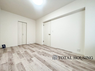 【洋室】 | クルーザーバレー山鼻 | 洋室　約8.1帖
ベッドや机などの家具を設置してもゆとりのある広さで、主寝室におすすめのお部屋です。季節ごとの衣類をまとめて収納できるWICが備わっています。