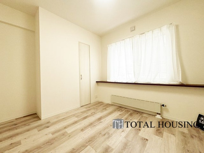 【洋室】 | クルーザーバレー山鼻 | 洋室　約5.6帖
家族一人ひとりの大切なプライベート空間。趣味に合わせて使って頂けるようシンプルに仕上げてあります。暮らし心地を大きく左右する収納を、適材適所に配置し使い勝手を考慮しました。