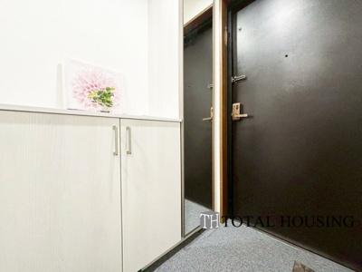 【玄関】 | クルーザーバレー山鼻 | 上質感漂う玄関です♪居住者の帰り、訪れる方を優しく迎える・安らぎに満ちた生活空間を予感させるようなその佇まいが魅力的ですね。「行ってらっしゃい」「おかえりなさい」が溢れるような明るい空間です♪