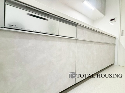 【キッチン】 | クルーザーバレー山鼻 | LDKを広く使え、料理に集中することができる壁付けタイプのキッチンです。上下に収納が設けられ、調理用品や食器類をすっきりと収納できます◎