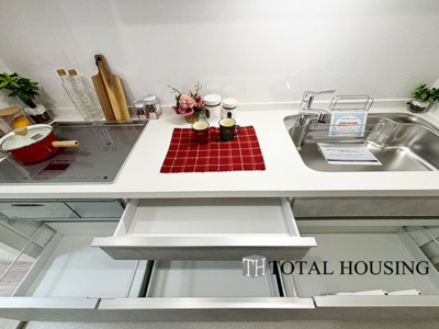 【キッチン】 | クルーザーバレー山鼻 | 料理を楽しむキッチンスペース。使いやすさと心地よい暮らしを追及し、愛着を持って使い続けられる空間へ。