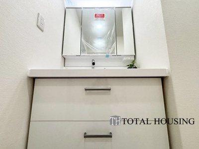 【独立洗面台】 | クルーザーバレー山鼻 | 一日の始まりの朝、歯磨きをしたりメイクや髪をセットしたり・・・使いやすさが考えられた3面鏡です♪シャワー付水栓で洗面台でのシャンプーや毎日の掃除に大変便利ですね♪