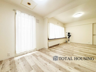 【居間・リビング】 | クルーザーバレー山鼻 | 家族みんなが爽やかに健やかに過ごせるように、溢れる光をたっぷり取り込んだリビングダイニング。集いの場、憩いの場としての快適性を求めたやすらぎの空間です。