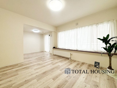 【居間・リビング】 | クルーザーバレー山鼻 | 大きな窓辺からの日差しが暖かい室内は、自然と住まう人の気分も明るくなり、リビングでの素敵なワンシーンが演出されます♪