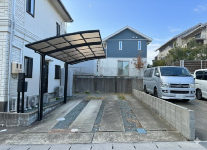浜名区染地台2丁目の駐車場|カーポート付きの駐車スペースです。車種にもよりますが、並列２台、縦列２台で計４台まで駐車可能です。※大型車の場合、駐車４台は不可。