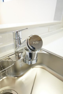 【キッチン】 | 【仲介手数料無料！！】府中市武蔵台1丁目　新築戸建て（全2棟）2号棟　4380万円 | 浄水器内蔵水栓