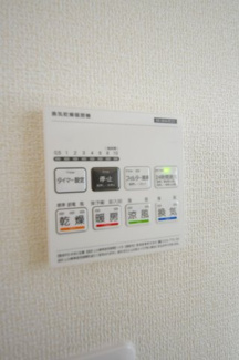 【冷暖房・空調設備】 | 【仲介手数料無料！！】府中市武蔵台1丁目　新築戸建て（全2棟）2号棟　4380万円 | 浴室暖房