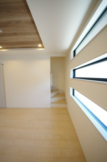 【居間・リビング】 | 【仲介手数料無料！！】府中市武蔵台1丁目　新築戸建て（全2棟）2号棟　4380万円 | リビングイン階段