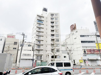 【外観】 | 手入れの行き届いた外壁やエントランスなど、「見ればわかる」レベルで清潔感を保ったマンションです。築年数を感じさせない姿で皆様をお出迎えします。～即日のご見学可能～　お問合せはお気軽にどうぞ。
