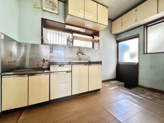 前橋市六供町三丁目のキッチン|使い勝手の良い勝手口付きのキッチン◎