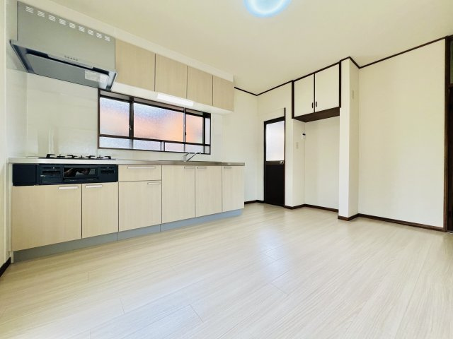 桐生市境野町6丁目のキッチン|勝手口も付いてるキッチンは、ゴミ出しにも便利です◎