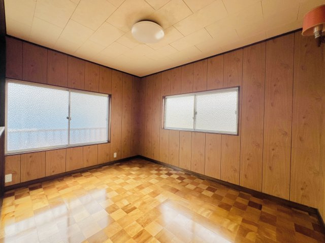 桐生市境野町6丁目の洋室|8帖洋室は、２面採光で日当たり風通し良好♪