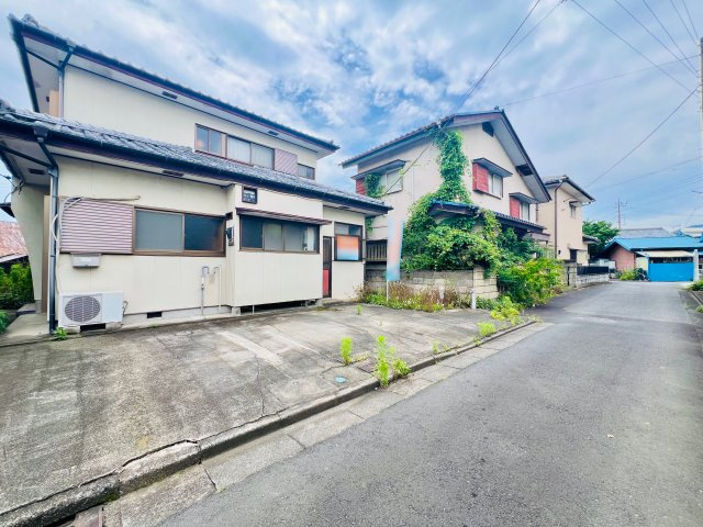 桐生市東の前面道路含む現地写真|駐車スペースを確保しながら、お庭のスペースも◎