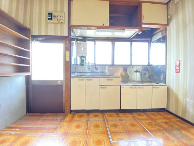 桐生市東のキッチン|便利な勝手口ドア付きのキッチン◎