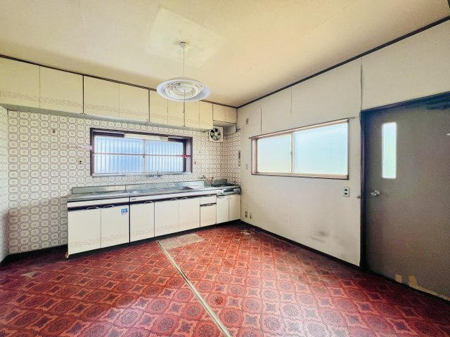 高崎市下室田町のキッチン|ダイニングテーブルも置ける広々空間◎