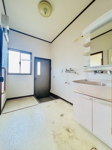 高崎市下室田町の独立洗面台|洗濯機や収納棚を設置してもゆとりのある洗面所◎