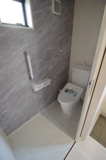 【トイレ】 | 【仲介手数料無料！！】府中市武蔵台1丁目　新築戸建て（全2棟）3号棟　4780万円