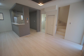 【居間・リビング】 | 【仲介手数料無料！！】府中市武蔵台1丁目　新築戸建て（全2棟）3号棟　4780万円