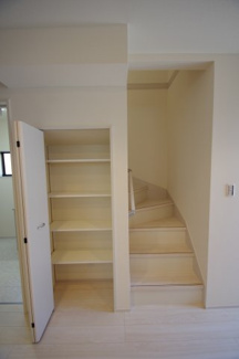 【収納】 | 【仲介手数料無料！！】府中市武蔵台1丁目　新築戸建て（全2棟）3号棟　4780万円 | 階段下収納