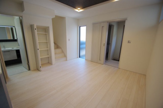 【居間・リビング】 | 【仲介手数料無料！！】府中市武蔵台1丁目　新築戸建て（全2棟）3号棟　4780万円