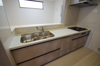 【キッチン】 | 【仲介手数料無料！！】府中市武蔵台1丁目　新築戸建て（全2棟）3号棟　4780万円 | 人造大理石トップ