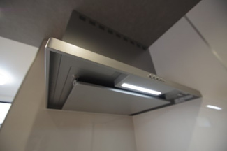 【キッチン】 | 【仲介手数料無料！！】府中市武蔵台1丁目　新築戸建て（全2棟）3号棟　4780万円 | フラット型レンジフード