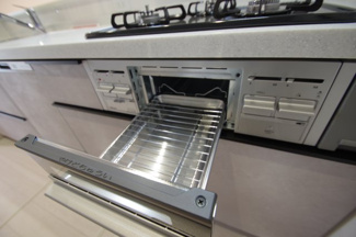 【キッチン】 | 【仲介手数料無料！！】府中市武蔵台1丁目　新築戸建て（全2棟）3号棟　4780万円 | 魚焼きグリル