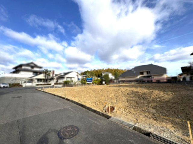 吹田市高野台5丁目の前面道路含む現地写真|435.43㎡（公簿）　前面道路　西側から撮影　建築条件付売り土地ではありません　お好きなハウスメーカーで建築可能です。
