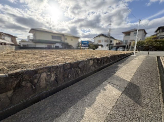 吹田市高野台5丁目の外観|435.43㎡（公簿）前面道路　東側から撮影　建築条件付売り土地ではありません　お好きなハウスメーカーで建築可能です。