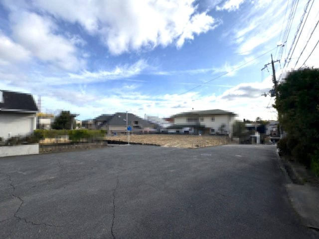吹田市高野台5丁目の前面道路含む現地写真|435.43㎡（公簿）　北側ロータリーから撮影
