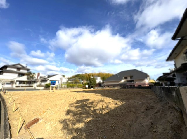 吹田市高野台5丁目の外観|435.43㎡（公簿）　前面道路　西側から撮影