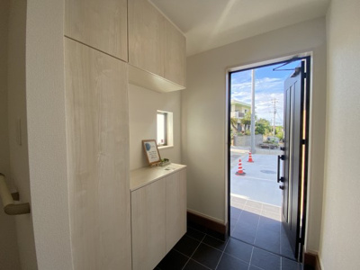 【玄関】 | うるま市栄野比（全4棟）B号棟 | ※同仕様写真です