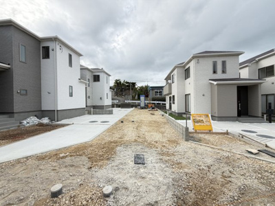 【前面道路含む現地写真】 | うるま市栄野比（全4棟）B号棟 | ※中央協定道路♪