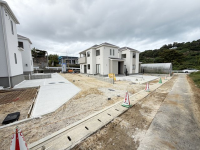 【前面道路含む現地写真】 | うるま市栄野比（全4棟）B号棟 | ※南東側4m♪