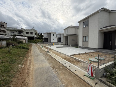 【前面道路含む現地写真】 | うるま市栄野比（全4棟）B号棟 | ※南東側4m♪