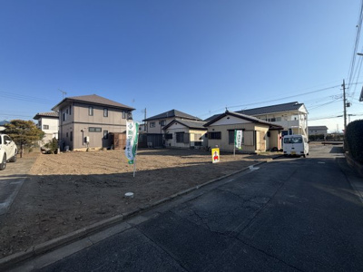 【前面道路含む現地写真】 | 【玉村町第3期　現地外観】
※令和8年1月時点