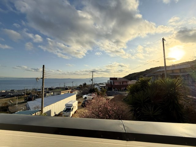 ペンション萬亀の展望|朝陽は海から、夕陽は山へ。太陽の軌跡と共に暮らす、360度の自然美。