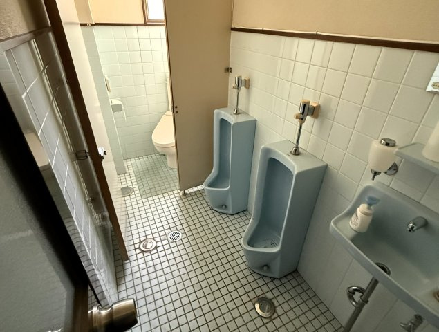 ペンション萬亀のトイレ|男性用和便器を含む全4か所。清掃しやすく清潔を保てる、タイル貼りの安心設計。