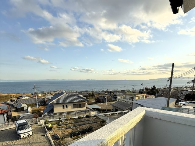 ペンション萬亀の展望|【資産価値としての眺望】東向きの海が生み出す、唯一無二の付加価値。