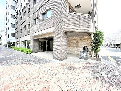 ライオンズタワー平和大通りシティマークスのエントランス|エントランスアプローチ・ライオン像※2022年9月撮影