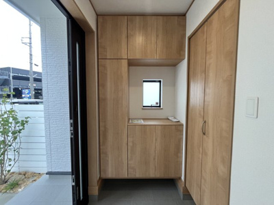 【玄関】 | うるま市栄野比（全4棟）A号棟 | ※同仕様写真です