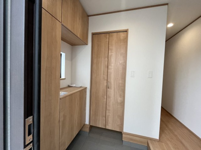 【玄関】 | うるま市栄野比（全4棟）A号棟 | ※同仕様写真です