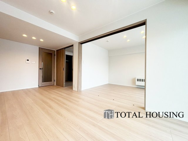 【居間・リビング】 | 中島公園ハウス | LDKと洋室の間の扉を開けることで、開放感あふれる空間に！
どちらの居室にも大きな窓がある為、リビング全体が明るい陽光に包まれます。